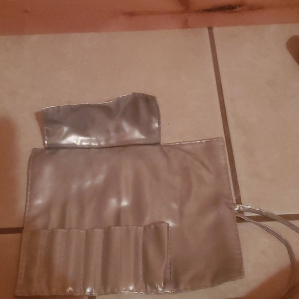 Makeup brush travel case